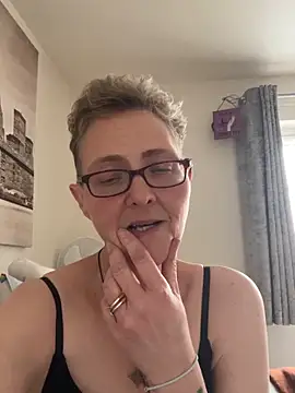 Curvy-Jinx Live XXX-Chat