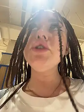 Chatroom XXX en direct de KiraSunshine