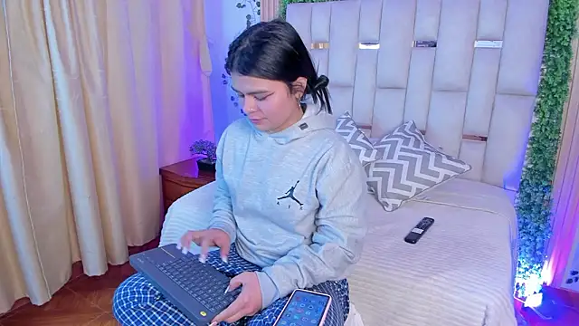 Jade_Nmm Chat XXX in diretta