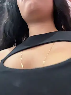 MystiqueXXX Adlı Modelin Canlı XXX Sohbeti