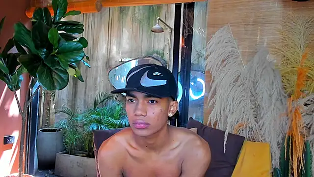 AlanCutee: вебкам-шоу