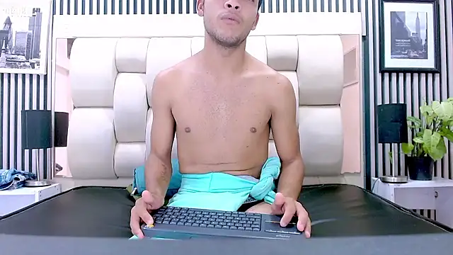 William_Lewis Show in webcam