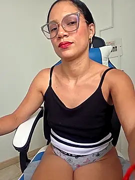 KittyKardy Adlı Modelin Canlı XXX Sohbeti