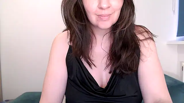 Ella_Next_Door webcam show