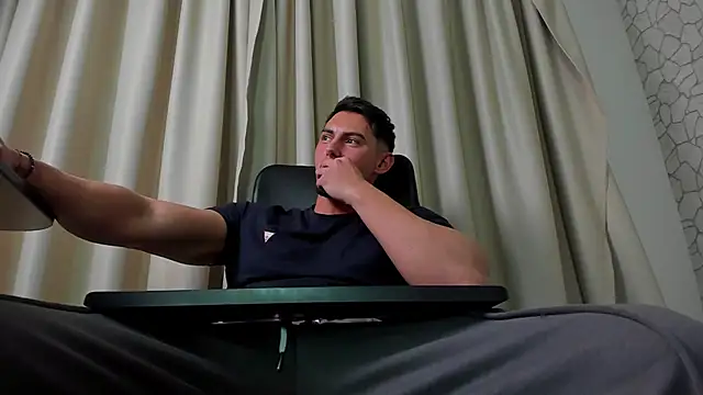 ClintMasters Adlı Modelin Canlı XXX Sohbeti