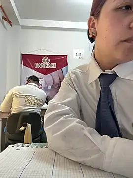 Chatroom XXX en direct de Emily-7_