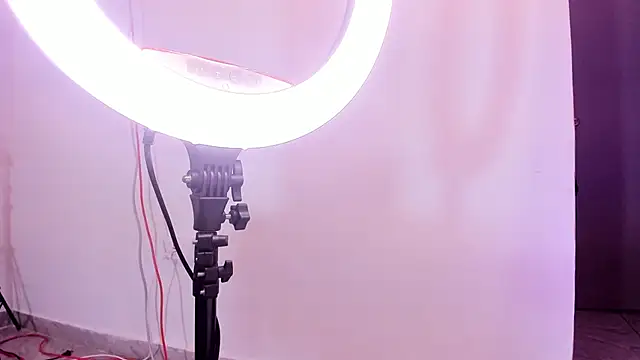 Lucy_Strong Live XXX-chat