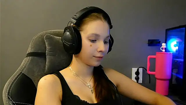 Softixq Adlı Modelin Canlı XXX Sohbeti