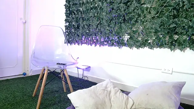 Chatroom XXX en direct de BellaRoux1