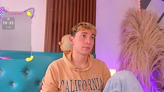 Naughty__Chriss 现场XXX聊天