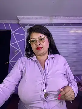 Chatroom XXX en direct de MiiaaJoness