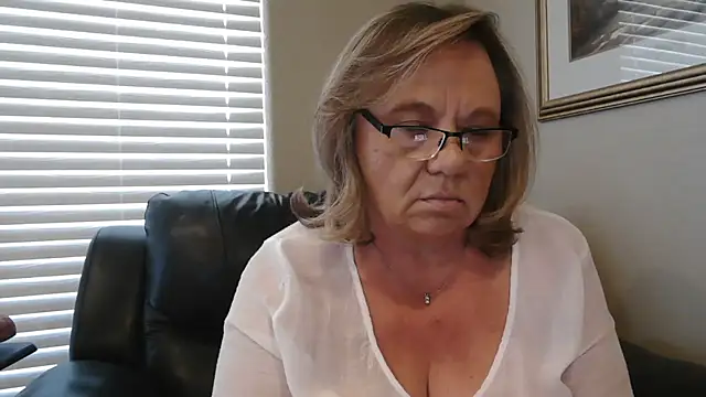 BustyAnnie Live XXX Chat