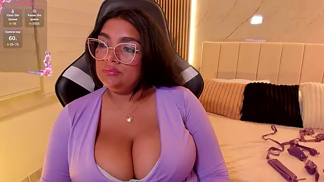 Lyra_Black_ Show in webcam