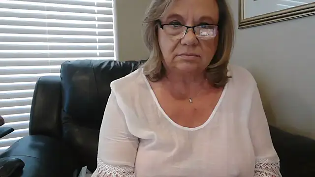 BustyAnnie's Live XXX Chat