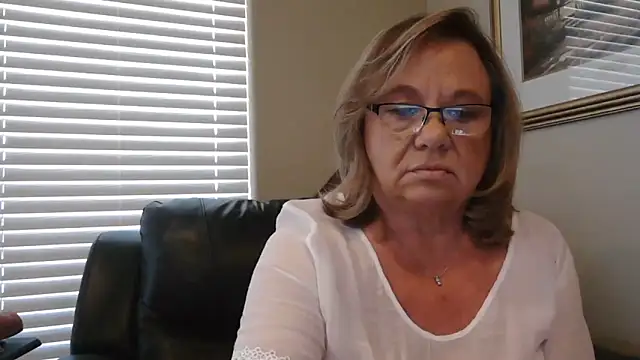 BustyAnnie élő XXX-chatje