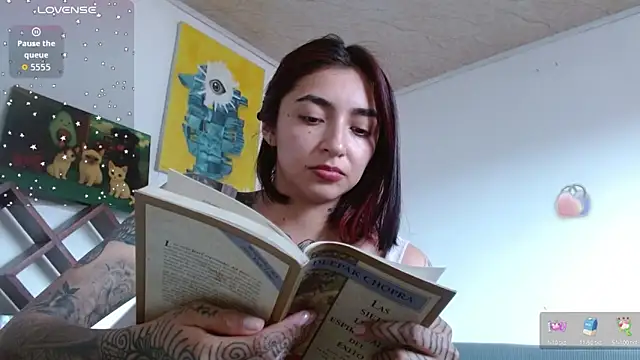 ZoeBakers_ élő XXX-chatje