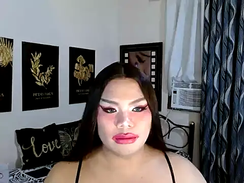 TSbrianaHugeCock élő XXX-chatje