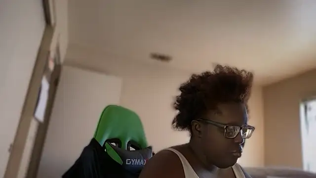 -Yagurlwest Chat XXX live