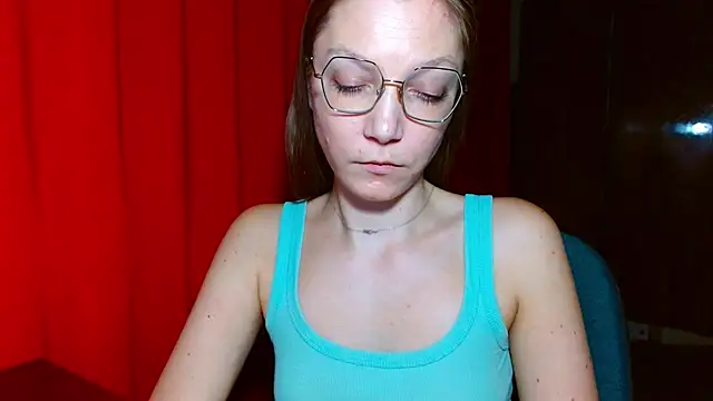 EmillyPlay Adlı Modelin Canlı XXX Sohbeti