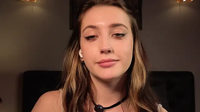 Einefrau Adlı Modelin Canlı XXX Sohbeti