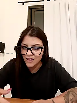 lililovexx: διαδικτυακό σόου στην κάμερα