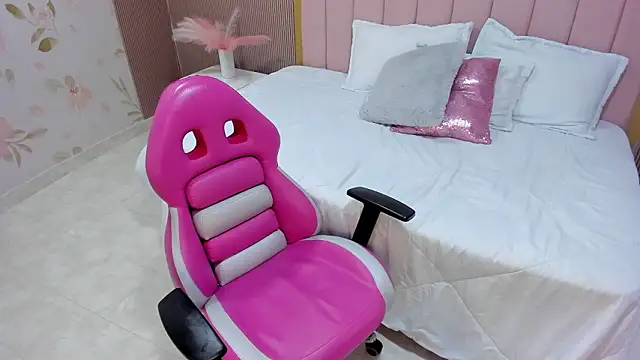 Kendall_curves Live XXX Chat