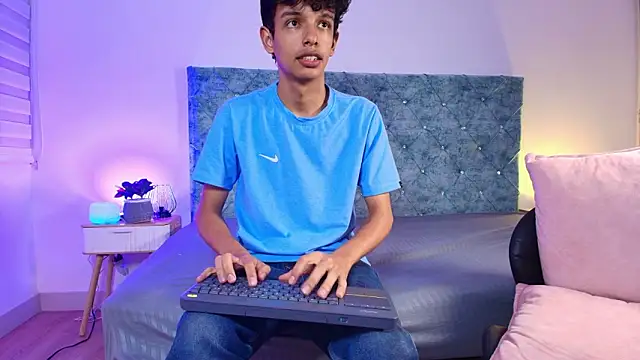 Chatroom XXX en direct de maxfrost_1