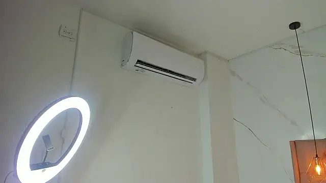 XXX chat uživo modela CHARLOTTEDOL