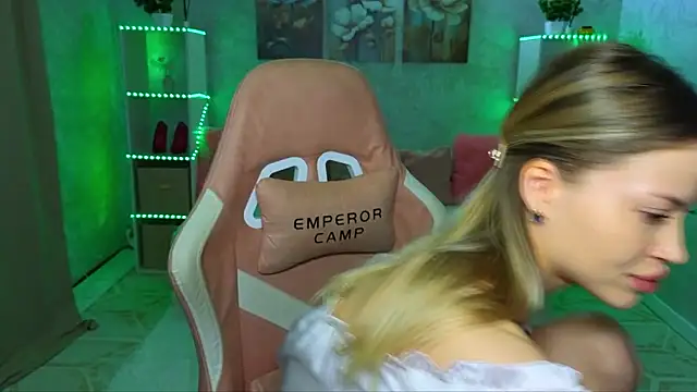 EmmyMills' Live XXX Chat