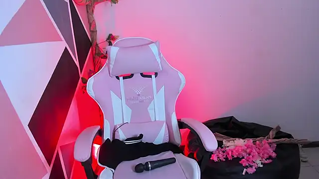 little_emma0 Adlı Modelin Canlı XXX Sohbeti