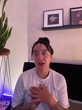 Онлайн чат XXX EmmyEvans1