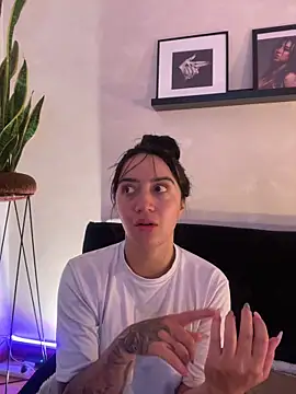 EmmyEvans1 Adlı Modelin Canlı XXX Sohbeti