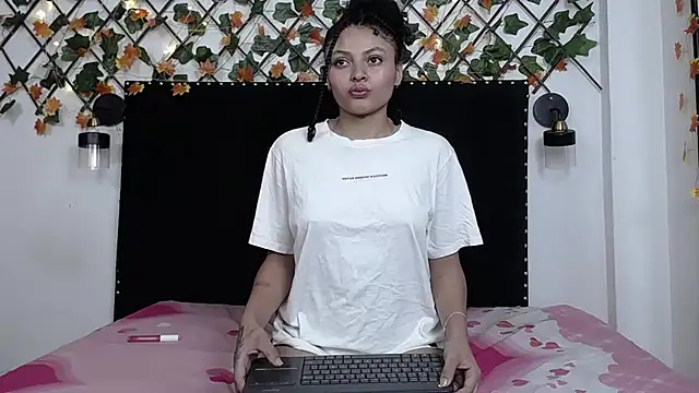 vsamanthaper1 Adlı Modelin Canlı XXX Sohbeti