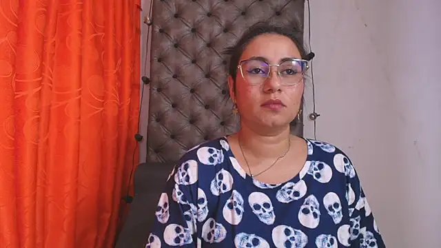 Luna021_1 Adlı Modelin Canlı XXX Sohbeti