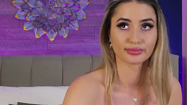 XXX chat uživo modela LoraDevine