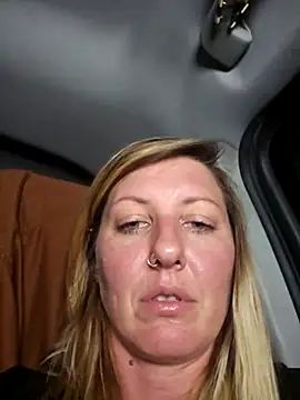 SheIsSomething 现场XXX聊天