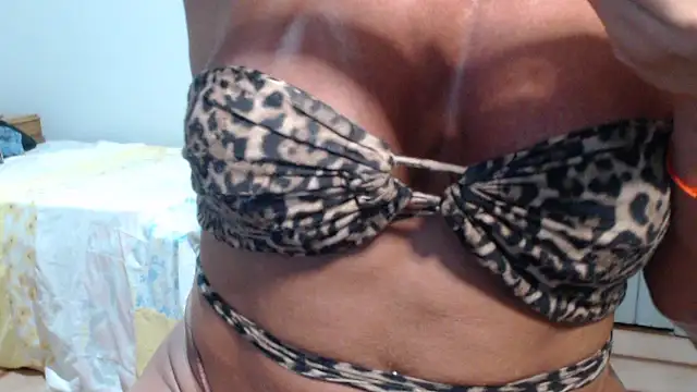 Stronggsexy Adlı Modelin Canlı XXX Sohbeti