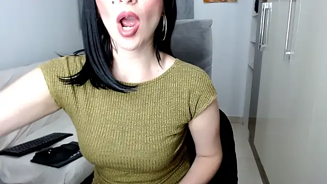 Laura-pervert Chat XXX live