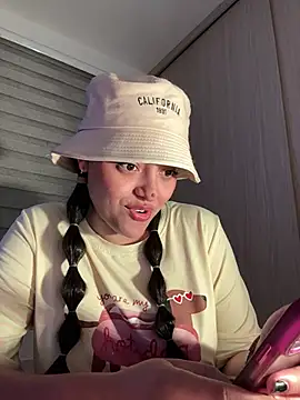 kenndall_21 Adlı Modelin Canlı XXX Sohbeti