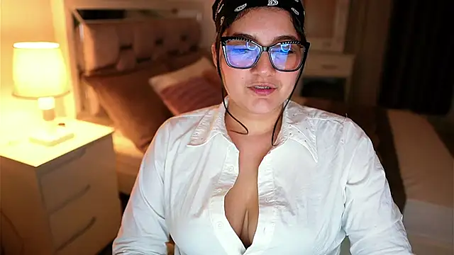 Camilaa_bueno Adlı Modelin Canlı XXX Sohbeti