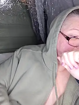 Budd_Bunney: διαδικτυακό σόου στην κάμερα