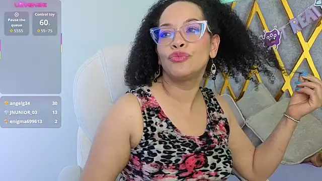 Cintiia_Holmes Adlı Modelin Canlı XXX Sohbeti