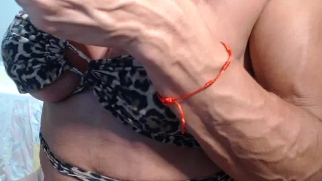 Stronggsexy Adlı Modelin Canlı XXX Sohbeti