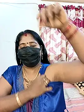 tamil-aunt Show in webcam