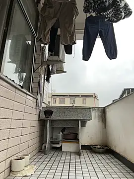 daaqnn: διαδικτυακό σόου στην κάμερα