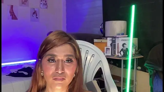 Chatroom XXX en direct de CassieXMarga