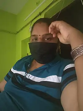 Villageanuty: διαδικτυακό σόου στην κάμερα