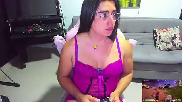 Khalifa_Gold: διαδικτυακό σόου στην κάμερα