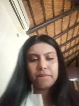 Indian_GlowingMiax: διαδικτυακό σόου στην κάμερα