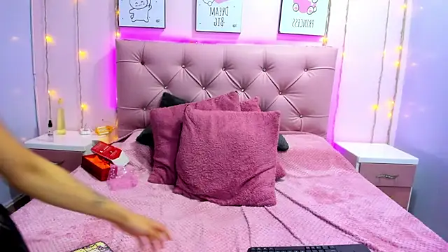 Issaa_Tyler Live XXX-Chat